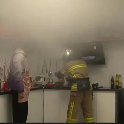 吉祥如意：炖肉回房眯一觉，醒来为啥床边站