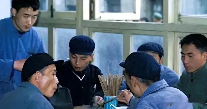 70年代“下馆子”场景老照片，2元下馆子能吃些啥，勾起无限回忆