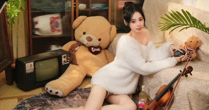 电竞主持人娅鸽居家美腿光脚丫写真，软软糯糯真甜