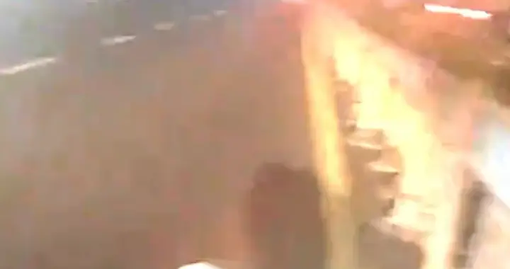 天长一男子凌晨醉倒天长马路中间！民警救助还被拉住谈心