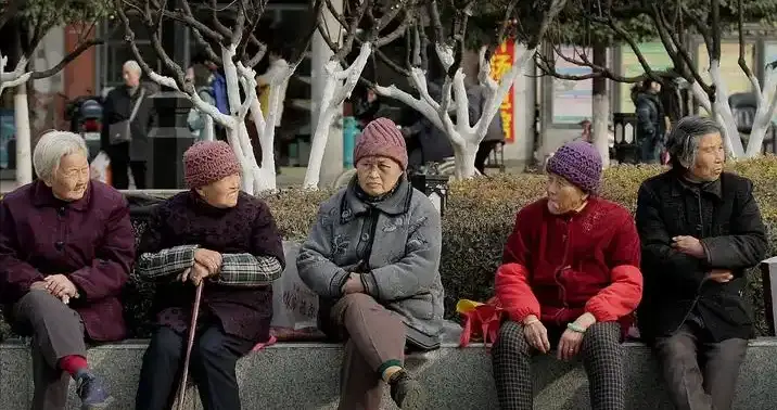 医生发现：高血压患者过了64岁，基本都有这4现状，要坦然接受