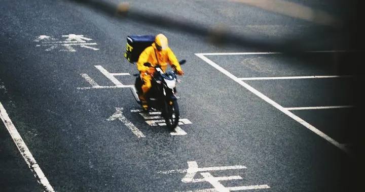 经济困局下的外卖员，丢人的生存之道，阶层价值与尊严的深度审视