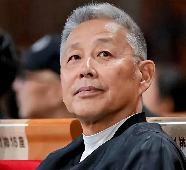 万万没想到，69岁不沾烟酒很少参加饭局的陈道明如今竟变成了这样