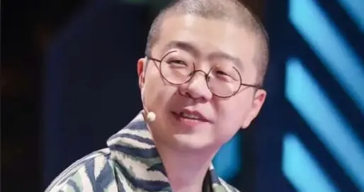 李诞直播“开骂”！怒撕“大叔恋”滤镜，张纪中郭富城躺枪遭调侃
