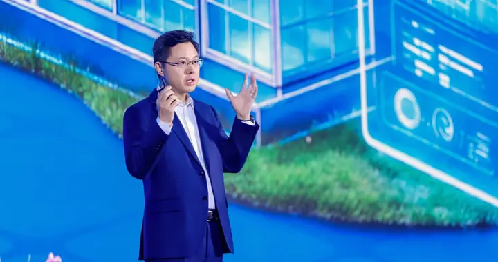 百度智能云首发产业智能体操作系统，要实现 AI 的商业和技术飞轮