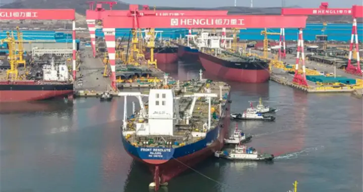 比福建舰还大！4艘万吨巨船同时出坞，美这才明白，输给中国了