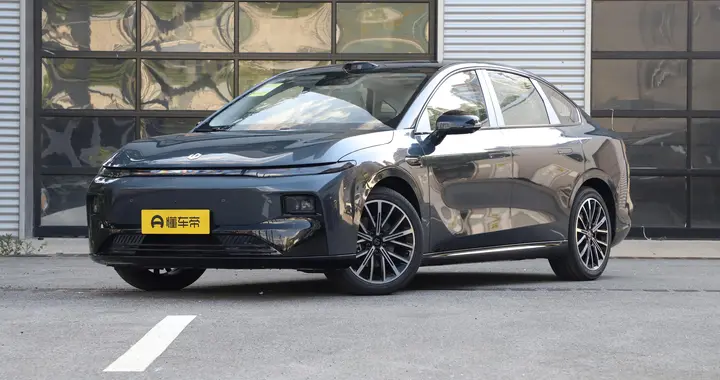 零跑B01：10万级纯电轿车新标杆，搭载激光雷达，适合家用的你吗