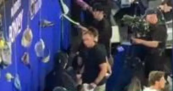 离谱又暖心！周杰伦给自拍杆签名，粉丝举动笑翻全网