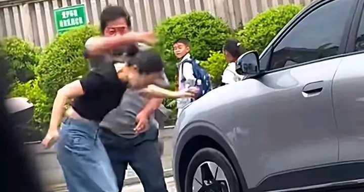 后续：保安不是学校的，被停职！退休警察说不是互殴，是滥用职权