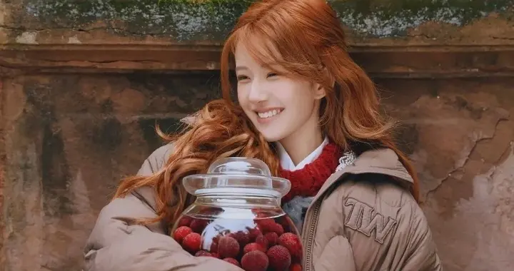 赵露思离开前公司，登上《上城士》闭年刊，她真的美回来了！