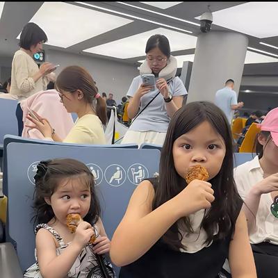 彩虹吃瓜娱乐：韩安冉同母异父的女儿长相差