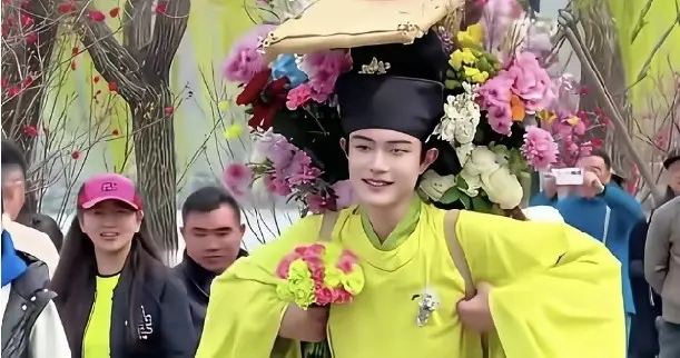 西湖惊现“簪花郎”！不搞才艺只送花，炸翻全网
