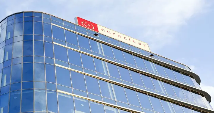 西方内讧？英银行家集体“反水”，敢动俄3000亿资产，我们先跑路