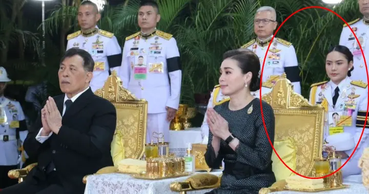 泰王夫妇为祖父母纪念碑揭幕，全身素净无饰品，不再穿阿玛琳宫装