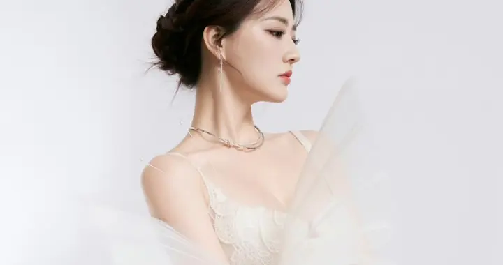 徐璐纯白吊带蕾丝抹胸礼裙，美得不要不要的