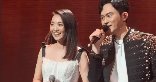 张智霖和旧爱许秋怡罕见同台,二人曾秘恋两年,袁咏仪台下见证互动