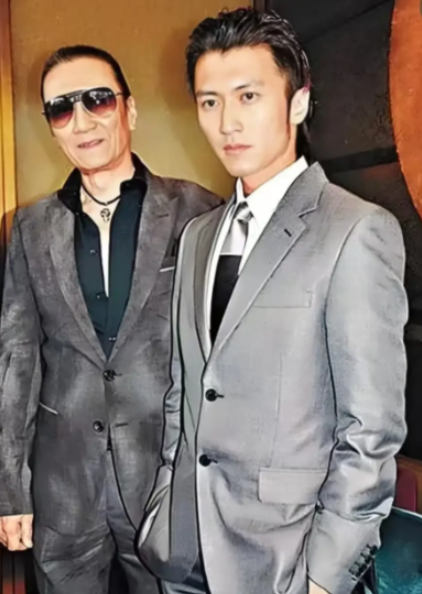 谢霆锋提到：“当年，我和青云大哥拍摄《消失的子弹》时，父亲来片场看我。...