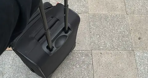 男子入职第2天就派他去境外出差：亲戚紧急报警，机场被警方拦下