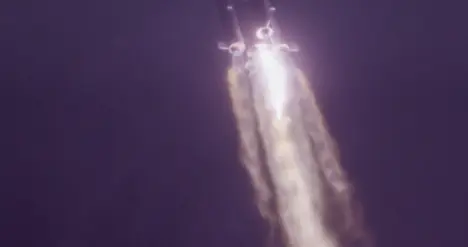 长三乙奋力爬升，一道闪电突然劈下，火箭毫发无损将卫星送入轨道