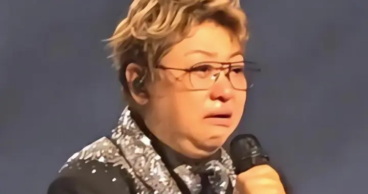 央视表态后，韩红鬼鬼祟祟被狗仔抓包，不愧是拒绝哈佛的"混血儿"