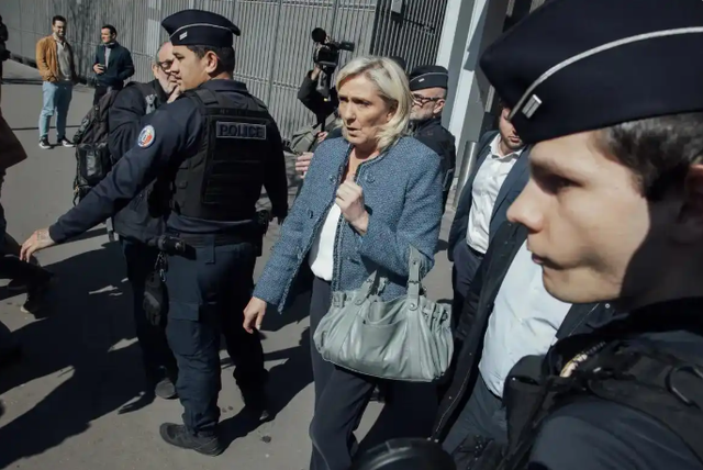 马克龙这次下了狠手？法国政坛一夜变天，极右翼领导人被判监禁，或无缘2027年大选