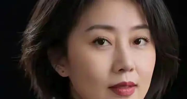 心归清宁静候新年，流年淡暖梅香绕肩