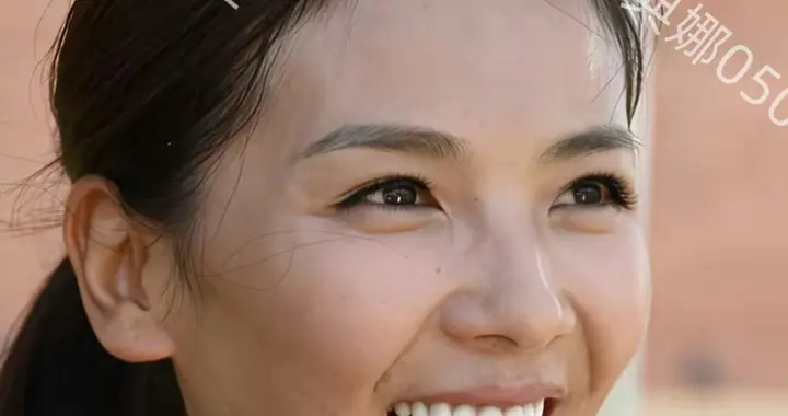 早年的刘涛跟现在不一样，肤色黝黑高颧骨气质淳朴烤瓷牙十分抢镜