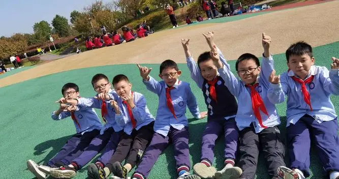 武汉一学校组织校内秋游，家长喊话教育局：还孩子们正常的春秋游