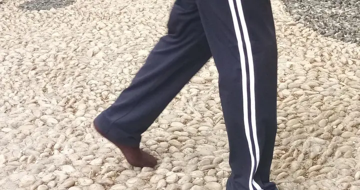 走路不协调、易自行绊倒：别只当“没看路”！