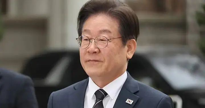 李在明突放大招，高市尴尬微笑，60年和解之路再添迷雾？