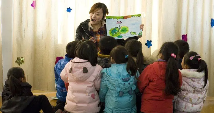 幼儿园教师迎来大改革：2025年幼师工资大调整，编内编外同工同酬