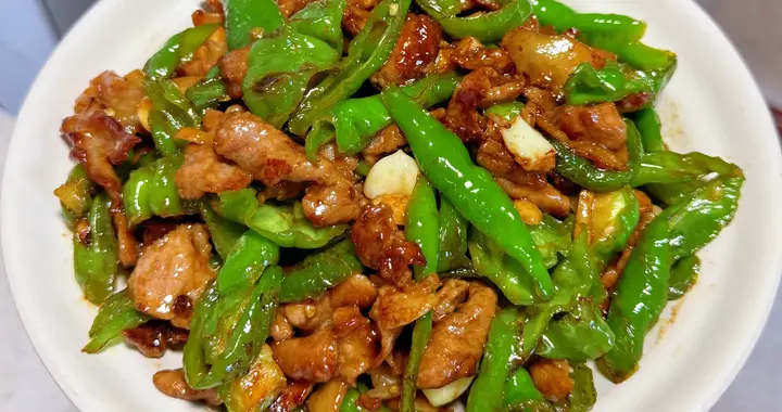 这道菜讲究肉带焦香椒有虎皮是妥妥的下饭神器。