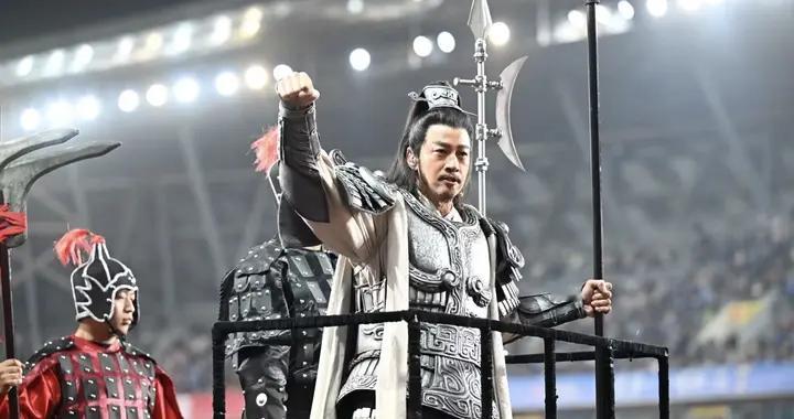 何润东回应不骑马出现在开幕式上：50多岁了