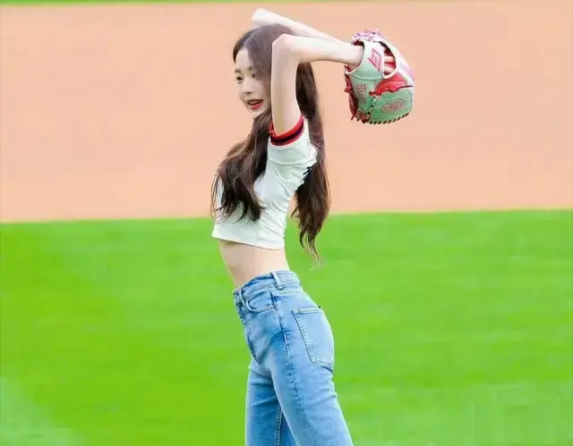 张元英露脐装牛仔裤棒球少女美到心动！太清纯了吧？