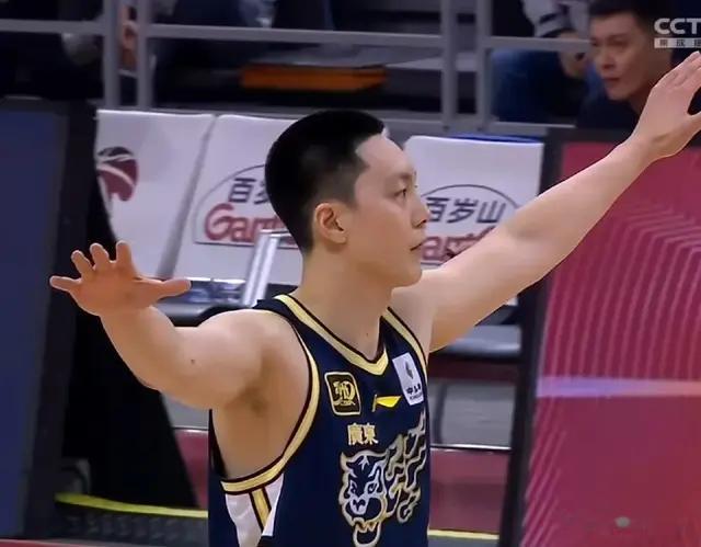 屠杀！胡明轩11+5、伯克26+6、徐杰17+7，广东44分大胜辽宁！