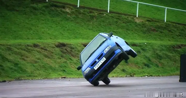 时速120猛打方向避让，真的会翻车吗？