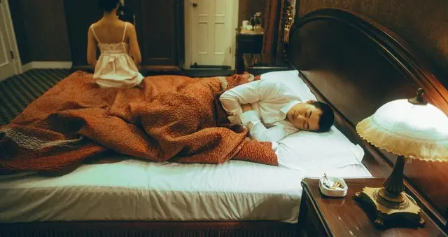 中老年夫妻分房睡，大多是这几个原因！