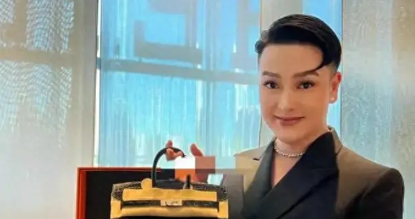 人民日报怒批！高调炫富、偷税749万、逃国外后又来"割内地韭菜"