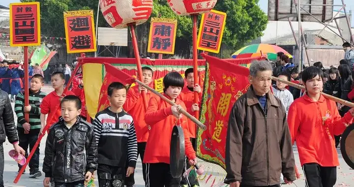 营老爷名场面！潮汕人不看春晚，全村疯追神明巡街太燃了