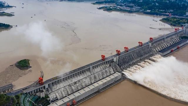 长江缺水、鄱阳湖见底！三峡水库20亿吨淤沙，为何不趁机清理？