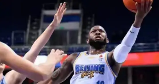 单场30分难救主！青岛内线崩塌，北京靠篮板赢下关键战