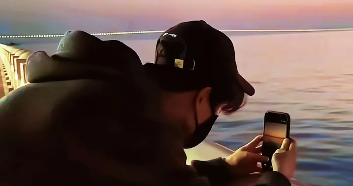 檀健次绝对是禁得起任何风浪的人，暴雨过后夕阳里的他宁静温和！