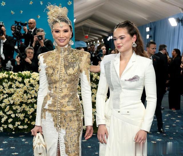 56岁邓文迪携女闪耀MetGala！同穿白裙配钉鞋，比24岁女儿还惊艳