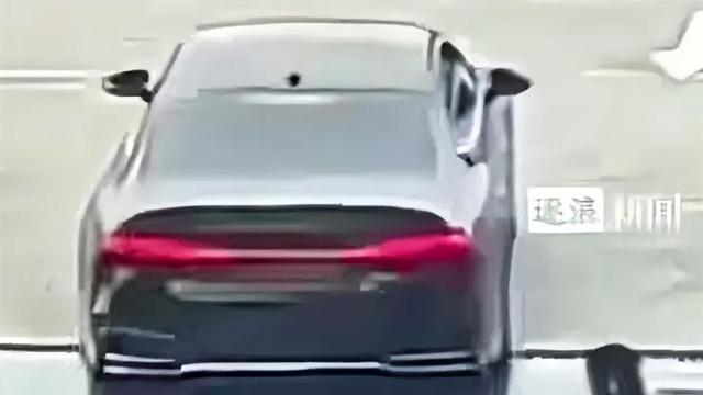 旁观者：奥迪加油逃单632元，加油员付油