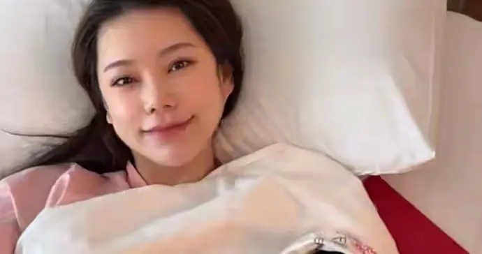 汪小菲官宣得子，正脸超像爷爷，张兰激动的抱一宿