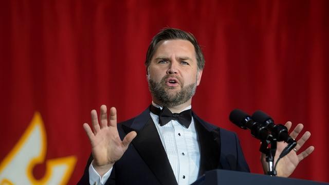 小管说：谈崩了！万斯连夜回国，特朗普通告