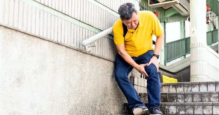 医生提醒：超过55岁的中老年人，宁可多走路，也别做这4种运动