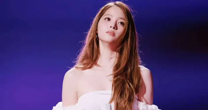 欧阳娜娜 白色碎褶裙 蕾丝大长腿 薄纱袜里晃得镜头都虚焦