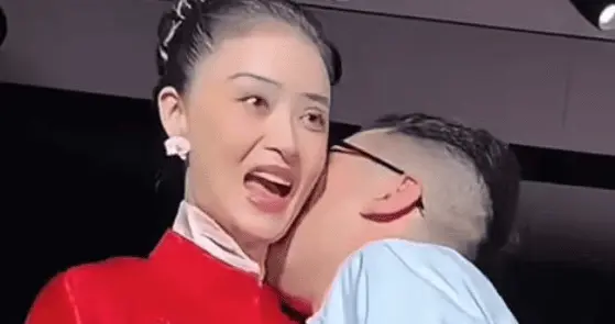 蒋欣被男设计师亲了脖子！现场视频引发对越界行为争议