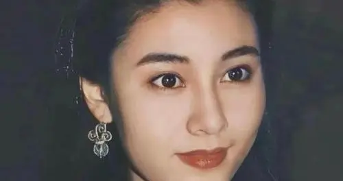 王晶评李嘉欣：不算漂亮，演技撑不起角色，身形单薄难撑礼服